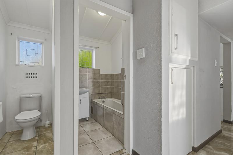To Let 4 Bedroom Property for Rent in Lakeside Western Cape